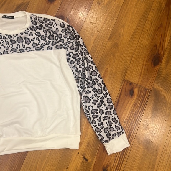 SHEIN animal print long sleeve - Picture 3 of 4